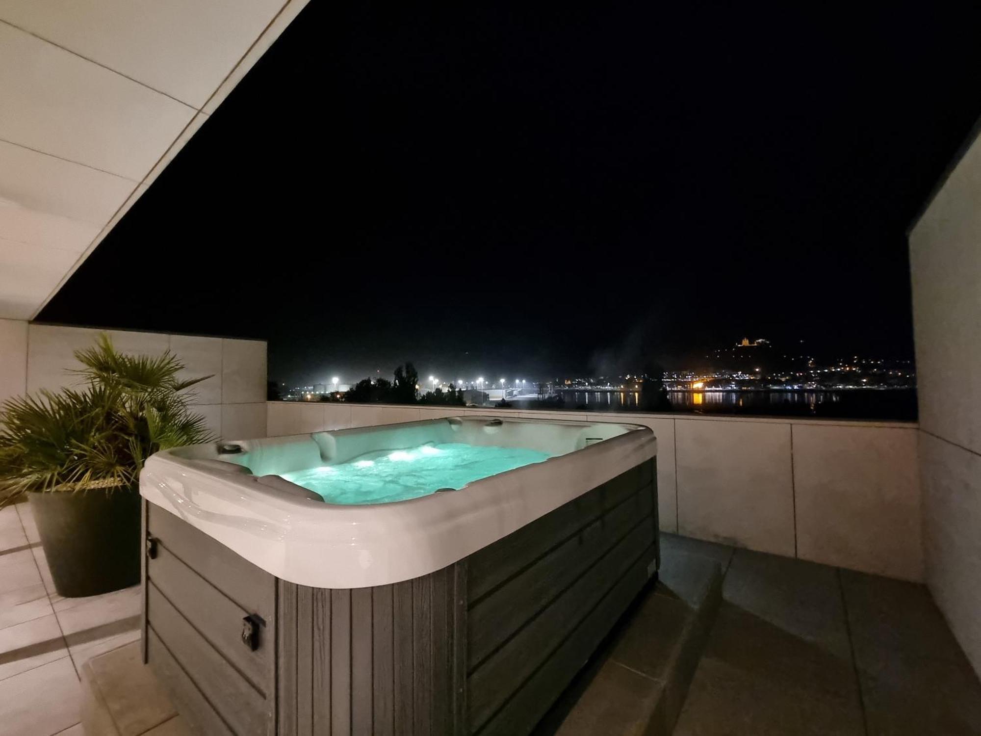 River Town View - Luxury Apartment With Jacuzzi On Terrace Viana do Castelo Esterno foto