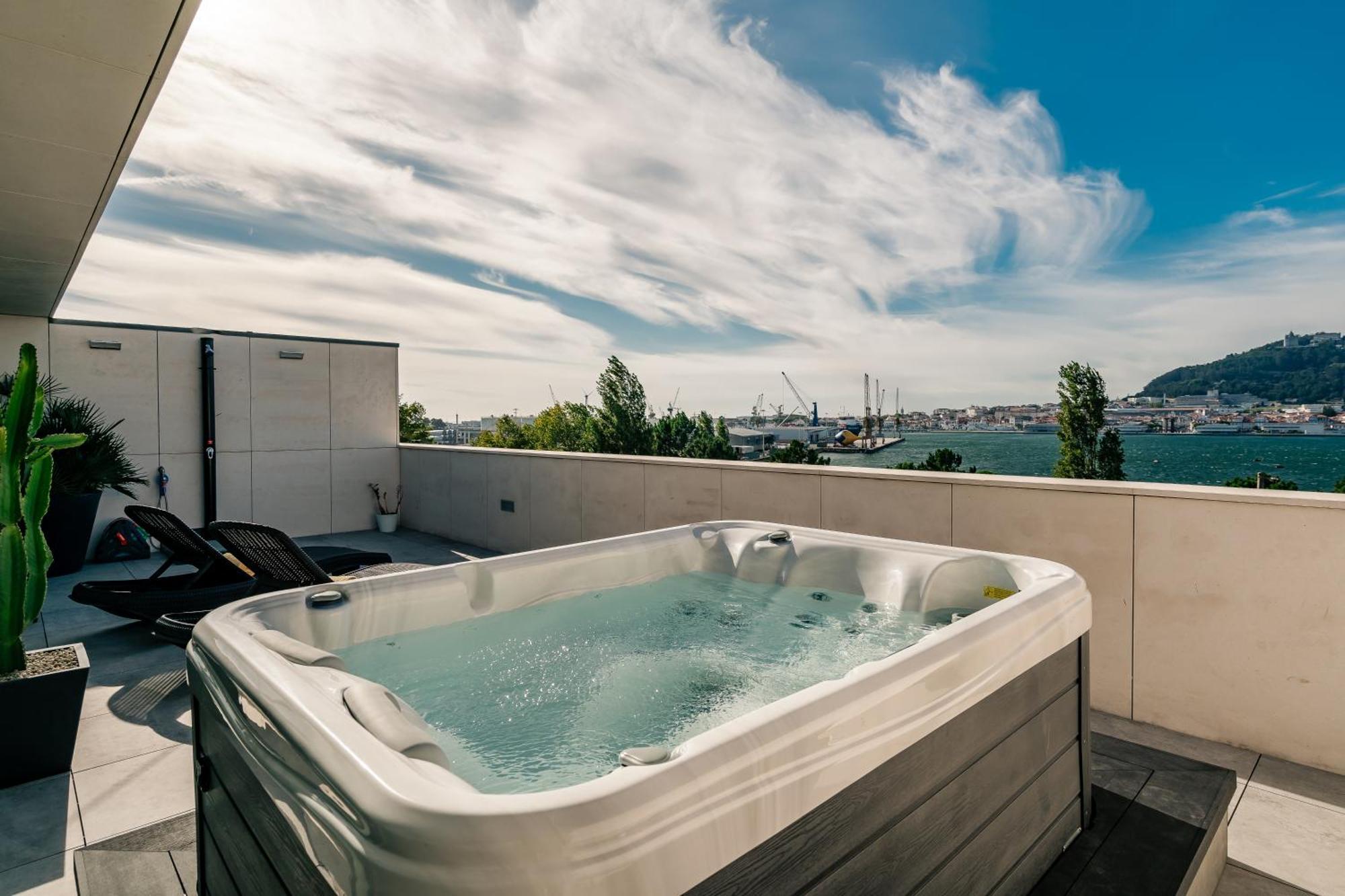 River Town View - Luxury Apartment With Jacuzzi On Terrace Viana do Castelo Esterno foto